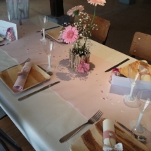 décoration de table sur le thème bois, couleur rose et blanc