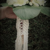 vue de derrière de la poignée en macramé 100 % coton pour bouquet de mariée